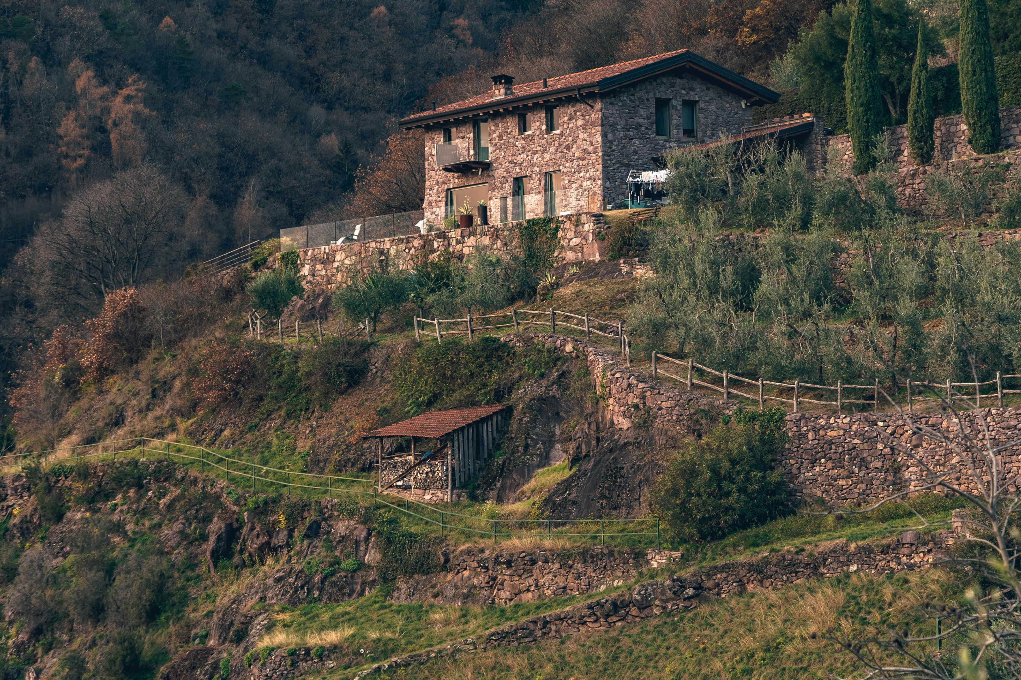 Viaggiatori vicino a un casale in pietra nella campagna toscana