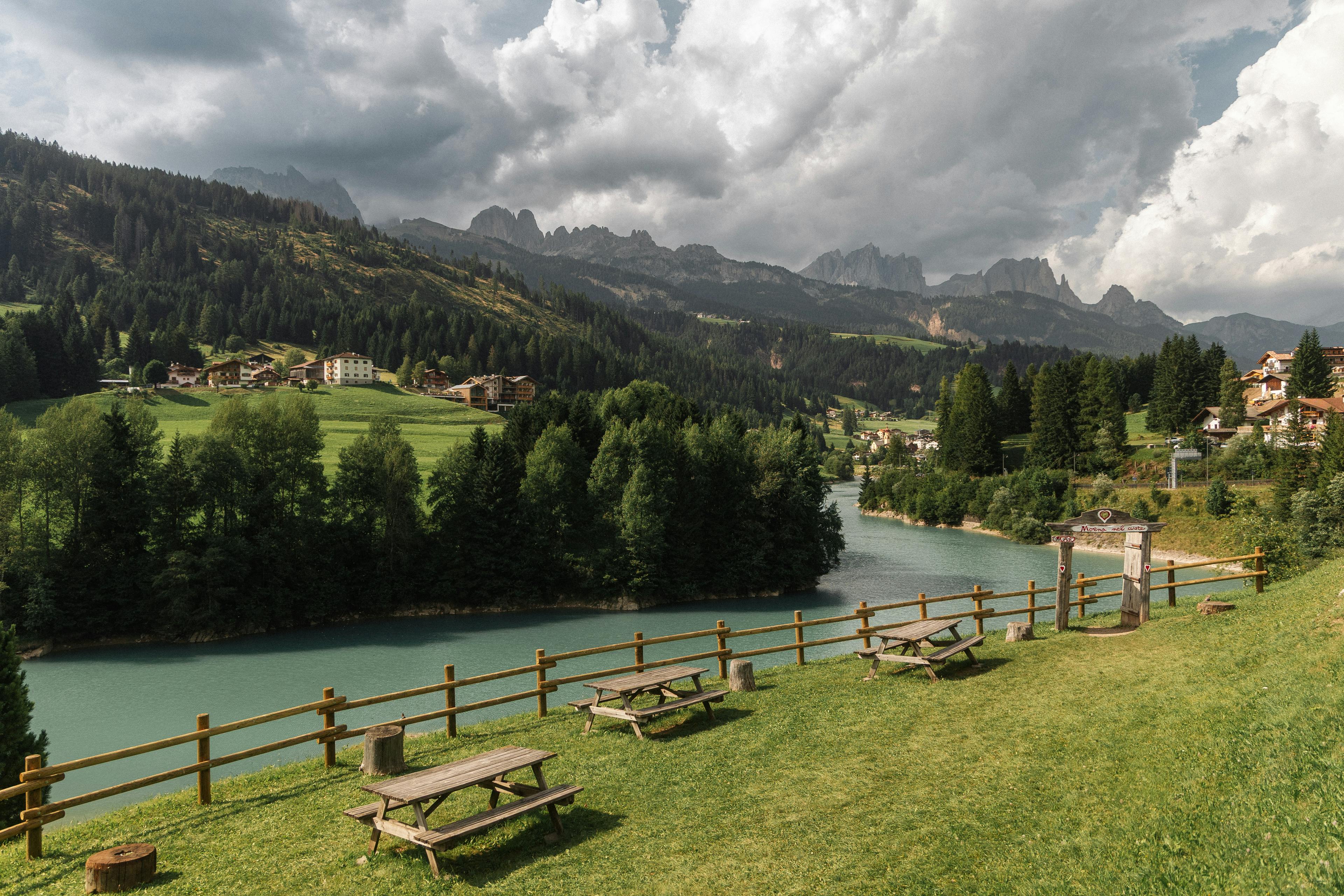Soggiorno in maso alpino nelle Dolomiti con prati e balconi in legno