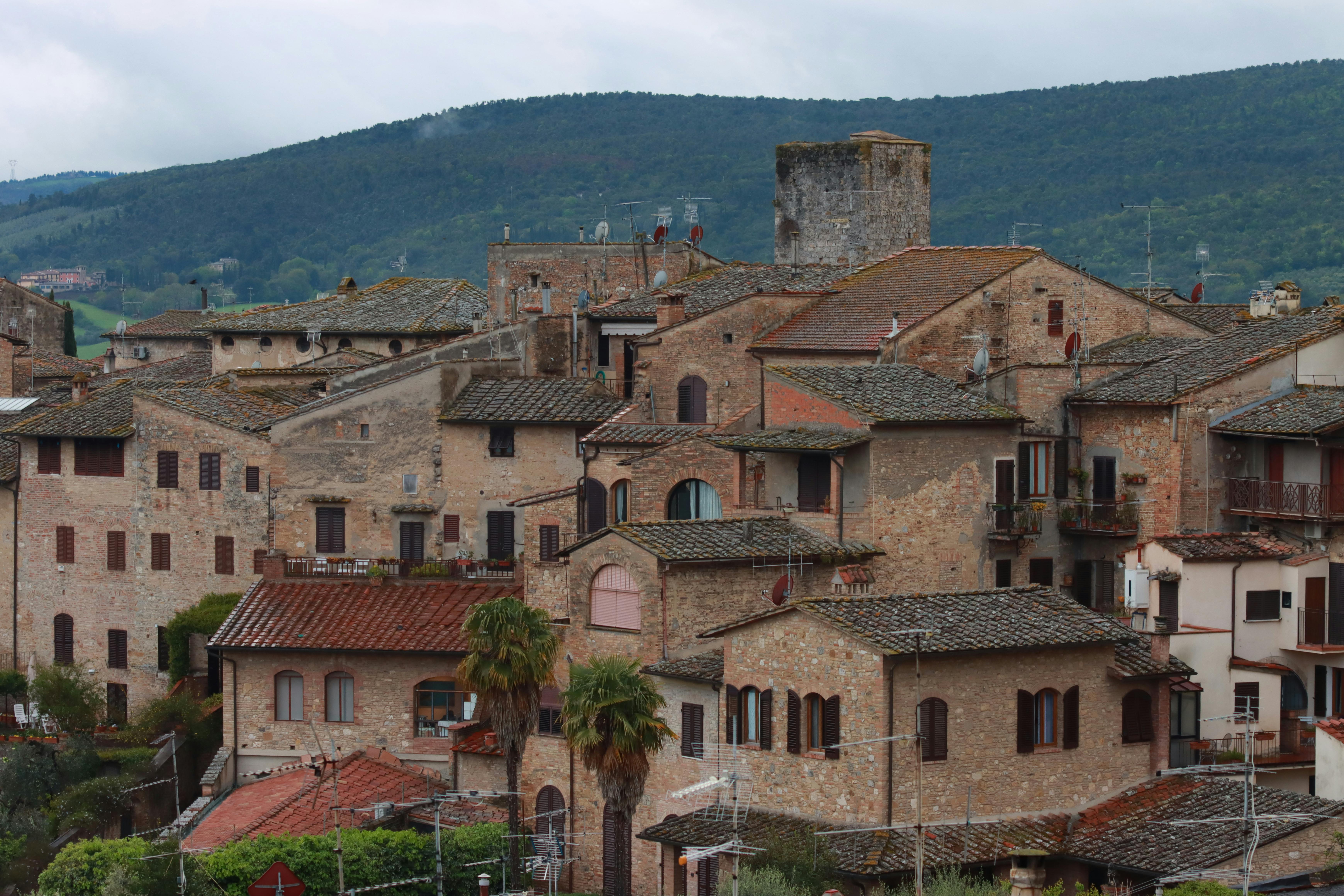 Fuga in un borgo umbro tra uliveti e tetti in terracotta