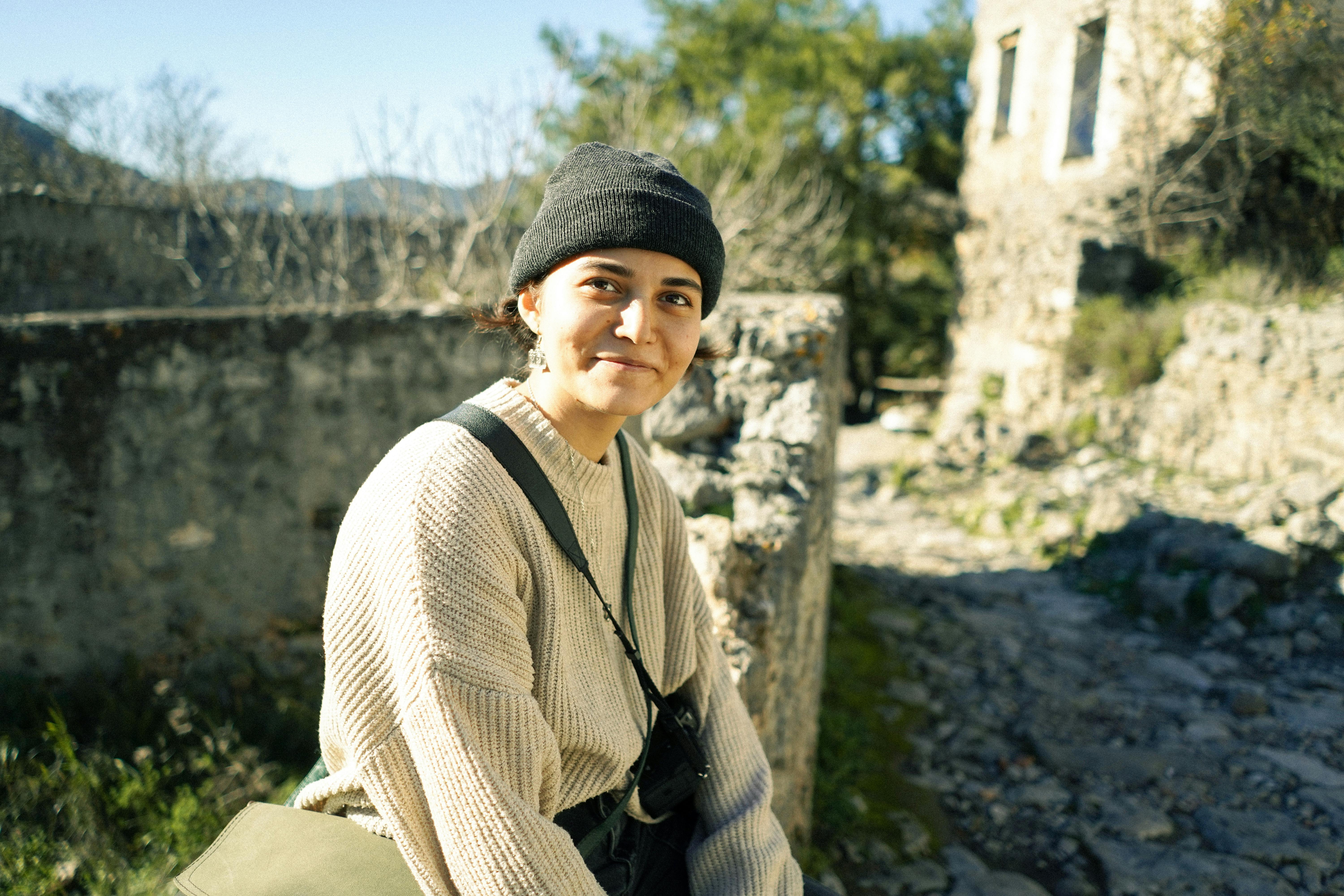 Ritratto all’aperto di una planner di viaggi rurali in Italia